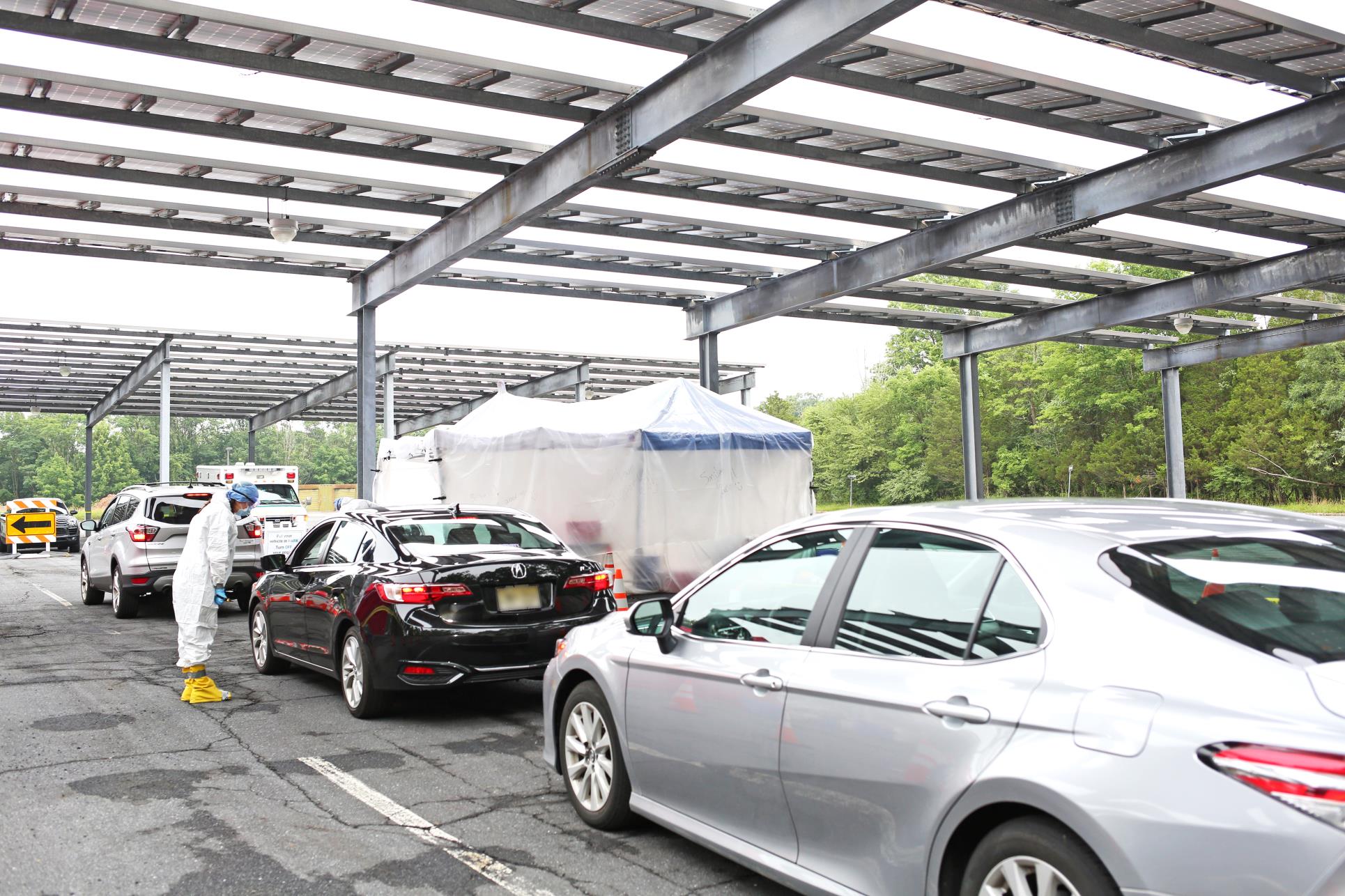 cars lined up for coronavirus testing